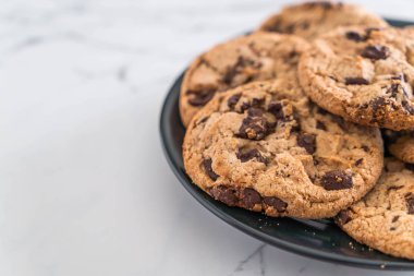 Koyu çikolata parçaları ile tanımlama