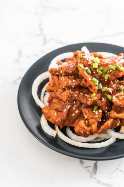 Baharatlı Kore soslu (bulgogi kızarmış domuz eti)