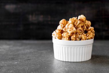 Patlamış Mısır ile karamel