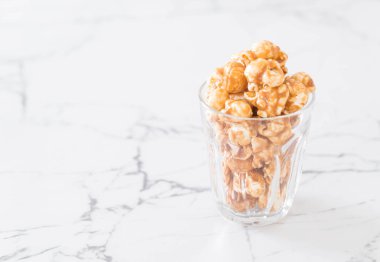 Patlamış Mısır ile karamel