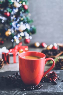 sıcak kahve fincanı Noel dekorasyonu ile 