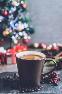sıcak kahve fincanı Noel dekorasyonu ile 