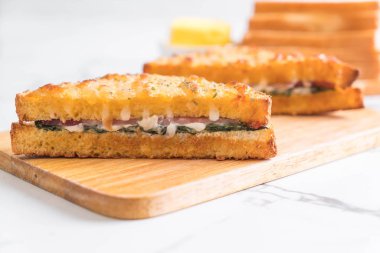 fırında ıspanak ve Jambonlu sandviç 