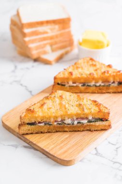 fırında ıspanak ve Jambonlu sandviç 