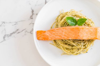 pesto yeşil ve somon makarna spagetti