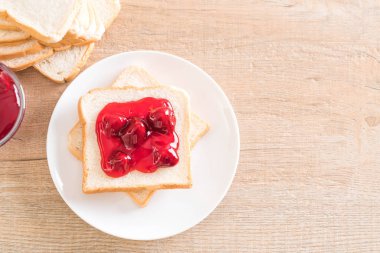 çilek reçeli ile ekmek