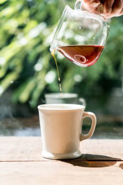 Bardağa kahve dolduruyorum.