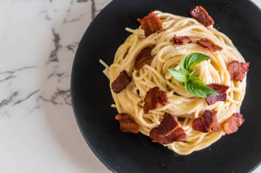 Spagetti krem peynir pastırma ile