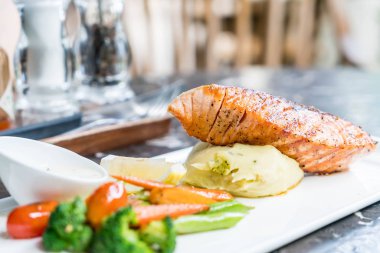 püre patates ve sebze somon biftek