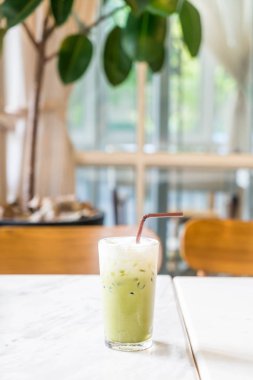 Sütlü buzlu yeşil çay 