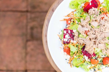 ton balıklı sebze salatası, susam ve baharatlı sos ile