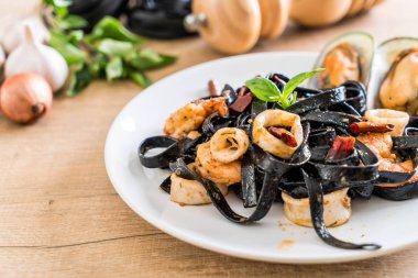 siyah spagetti veya deniz ürünleri ile makarna