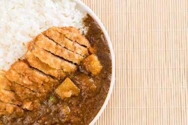 pirinç Köri soslu kızarmış pirzola domuz eti