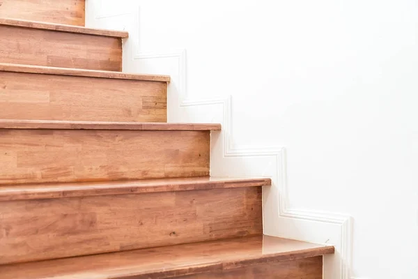 벽과 나무 계단 — 스톡 사진