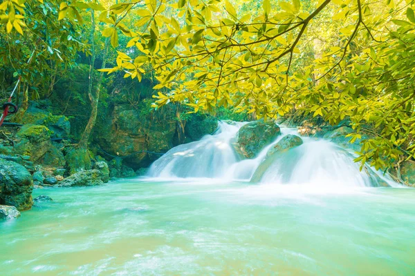 Водопад Эраван, национальный парк Эраван в Канчанабури в Тайле — стоковое фото