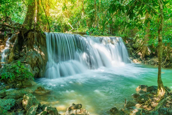 Huay Mae Kamin Cachoeira em Kanchanaburi, na Tailândia — Fotografia de Stock