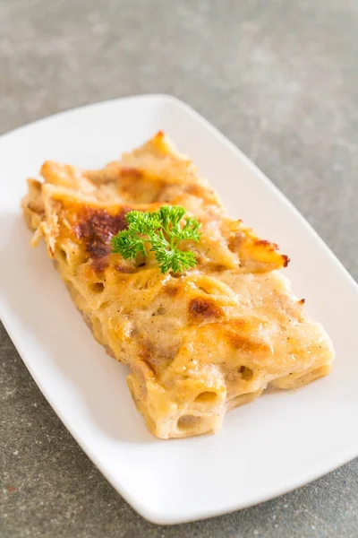 Massa penne assada com queijo e presunto — Fotografia de Stock