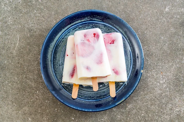 ev yapımı çilekli yoğurt dondurma