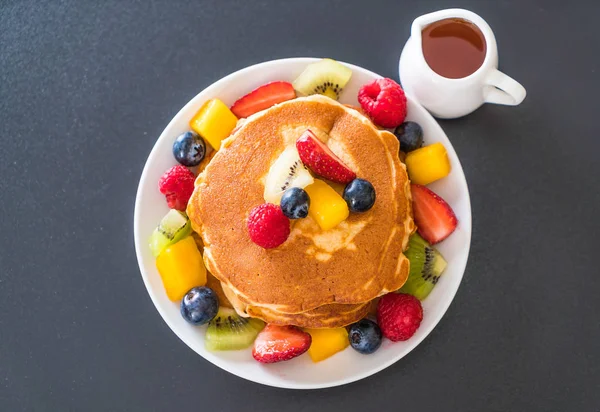 Pannenkoek met mix fruit — Stockfoto