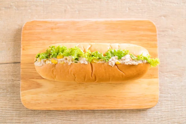 Hotdog kukurydza Sałatka tuńczyka — Zdjęcie stockowe