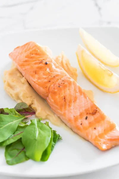 Grilled salmon steak with mash potato and vegetable — Stock Photo, Image