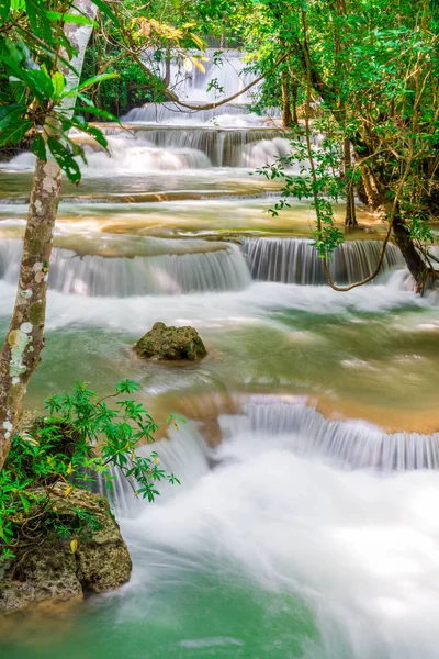 Huay Mae Kamin vízeséssel Kanchanaburi, Thaiföld — Stock Fotó