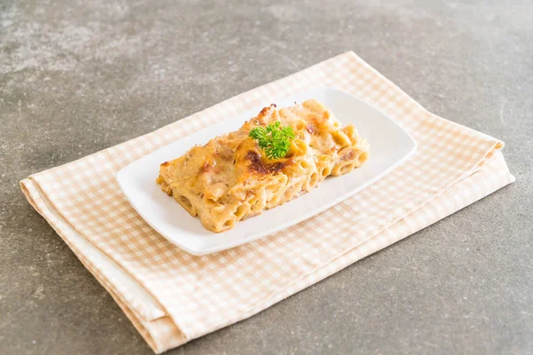 Gebakken penne pasta met kaas en ham — Stockfoto