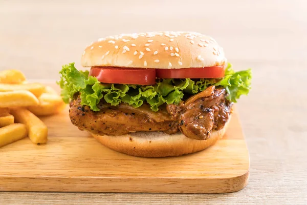 Kurczak z grilla burger z frytkami — Zdjęcie stockowe