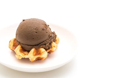 Çikolatalı dondurmalı waffle 