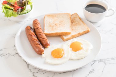 sosis ve ekmek ile kızarmış yumurta