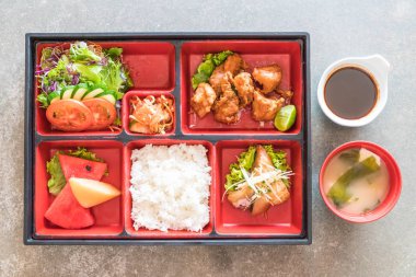 kızarmış tavuk bento koymak