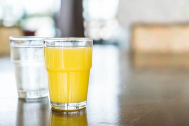 masasında ananas suyu