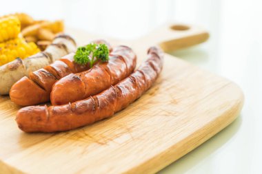 ızgara sosis mix sebze ve patates kızartması ile