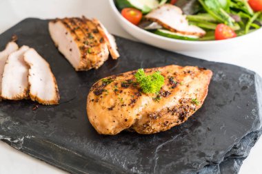 Izgara tavuk filetosu. 