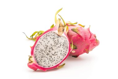 beyaz zemin üzerine taze dragon meyve