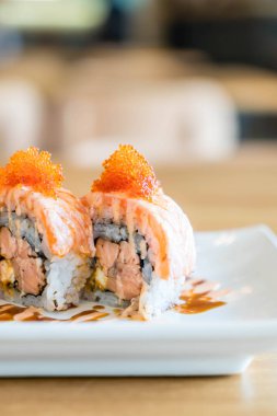 Somon suşi roll