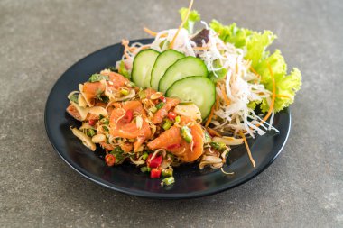 taze somon çiğ baharatlı salata