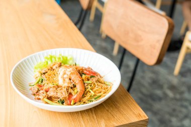 Kızarmış beyaz erişte ve su Mimoza baharatlı sos ile 