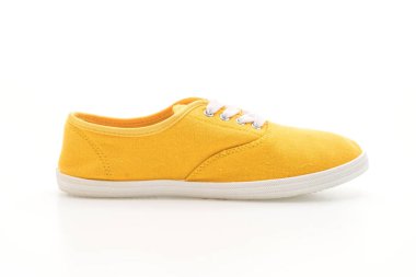 beyaz zemin üzerine sarı spor ayakkabı