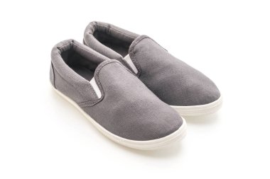 Beyaz arka planda gri spor ayakkabı 