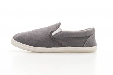 Beyaz arka planda gri spor ayakkabı 