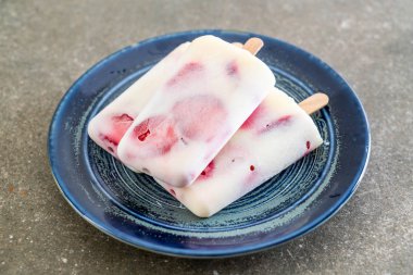 ev yapımı çilekli yoğurt dondurma