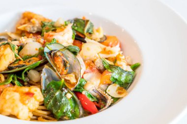 tavada kızartılmış Baharatlı deniz mahsulleri spagetti