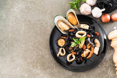 siyah spagetti veya deniz ürünleri ile makarna