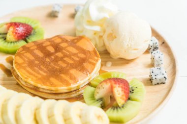 vanilyalı dondurma ve meyve ile gözleme