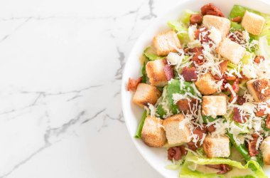 Sezar salatası masasında