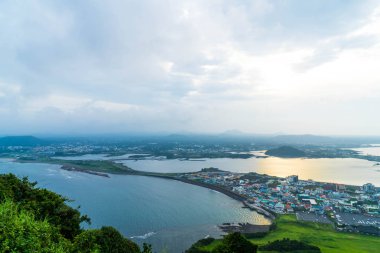 Jeju şehir manzarası görünümünden Seongsan Ilchulbong, Jeju Adası.
