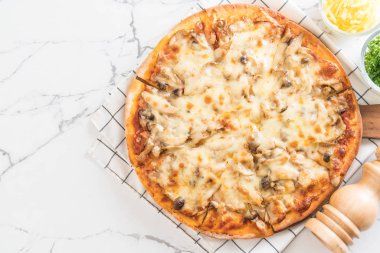 mantarlı pizza miso sosu ile