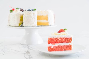 Tabakta çilekli pasta