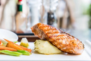 püre patates ve sebze somon biftek